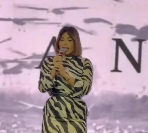 Quezia palestrando em evento