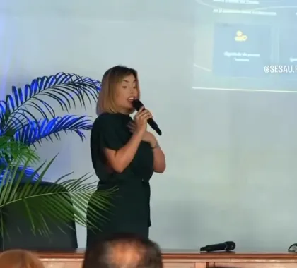 Quezia falando ao microfone